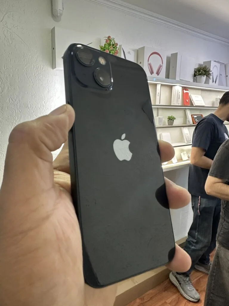 iPhone 13 128GB impecable - vista 1